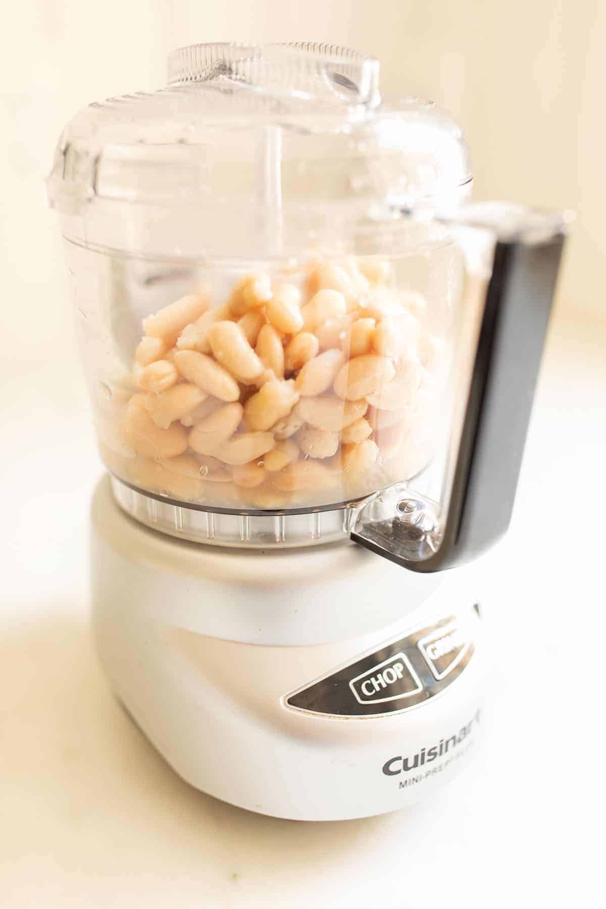一个装有辣椒豆的食品加工机，用于白豆蘸酱。GydF4y2Ba