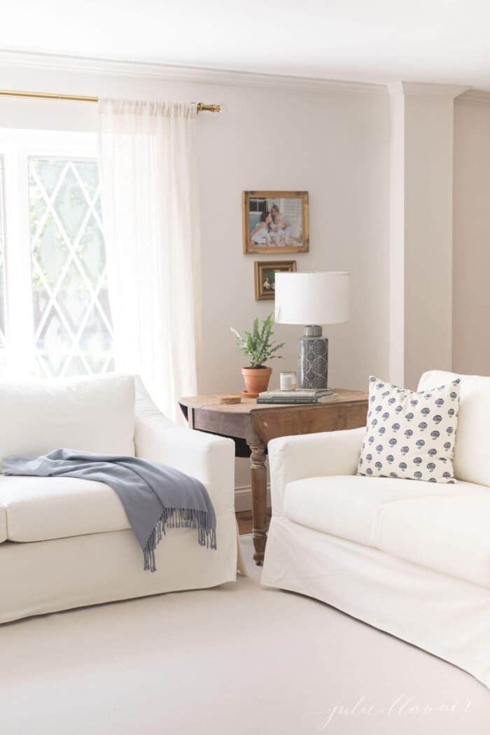 客厅里有白色沙发和奶油色的室内室外地毯。