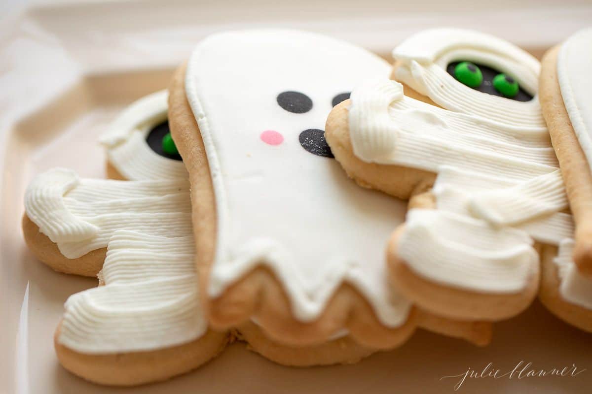 白色装饰的幽灵和木乃伊糖饼干。