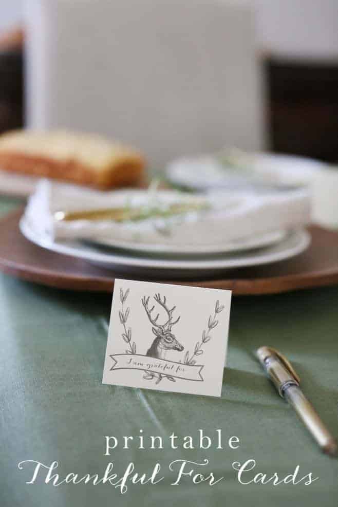 为感恩节设置的表，与一张小免费可打印卡片，与鹿鹿角插图，表示“要感恩的事情”。