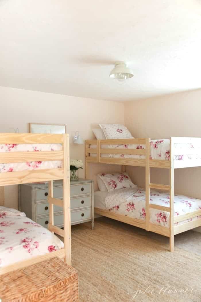 房间里铺着剑麻制成的地毯，上面有木制的双层床和花卉床上用品。