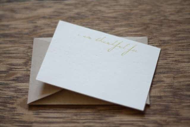 一个简单的白色免费可打印卡，陈述“我很感激”，带着背后的信封。