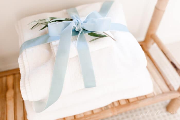 客房里有白色毛巾，系着蓝色天鹅绒蝴蝶结，带有斯堪的纳维亚式的圣诞节风格。