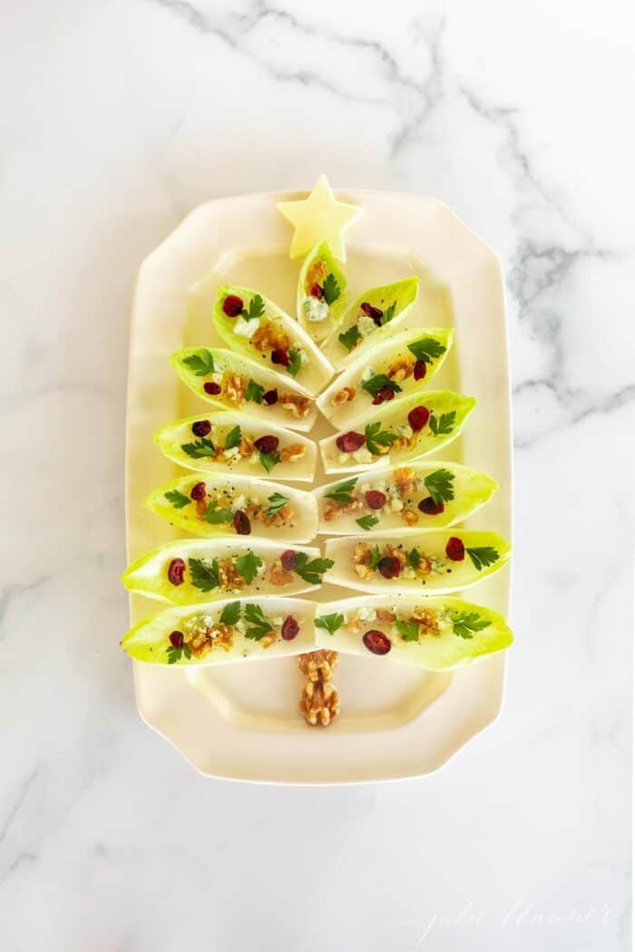 菊苣沙拉放在白色浅盘上，做成圣诞树的形状，作为节日的开胃菜。gydF4y2Ba