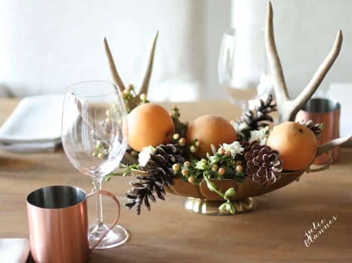 感恩节的桌子，上面有质朴的核心，玻璃器皿和感恩节填字游戏，每个地方设置。