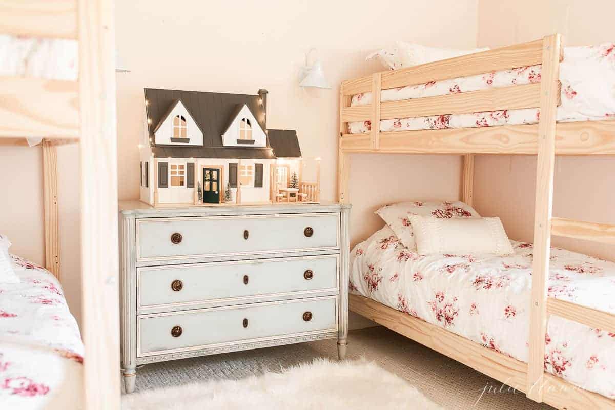 小女孩的房间里却有床铺和一个蓝色的衣柜顶部有一个玩偶之家从灶台和手为目标。