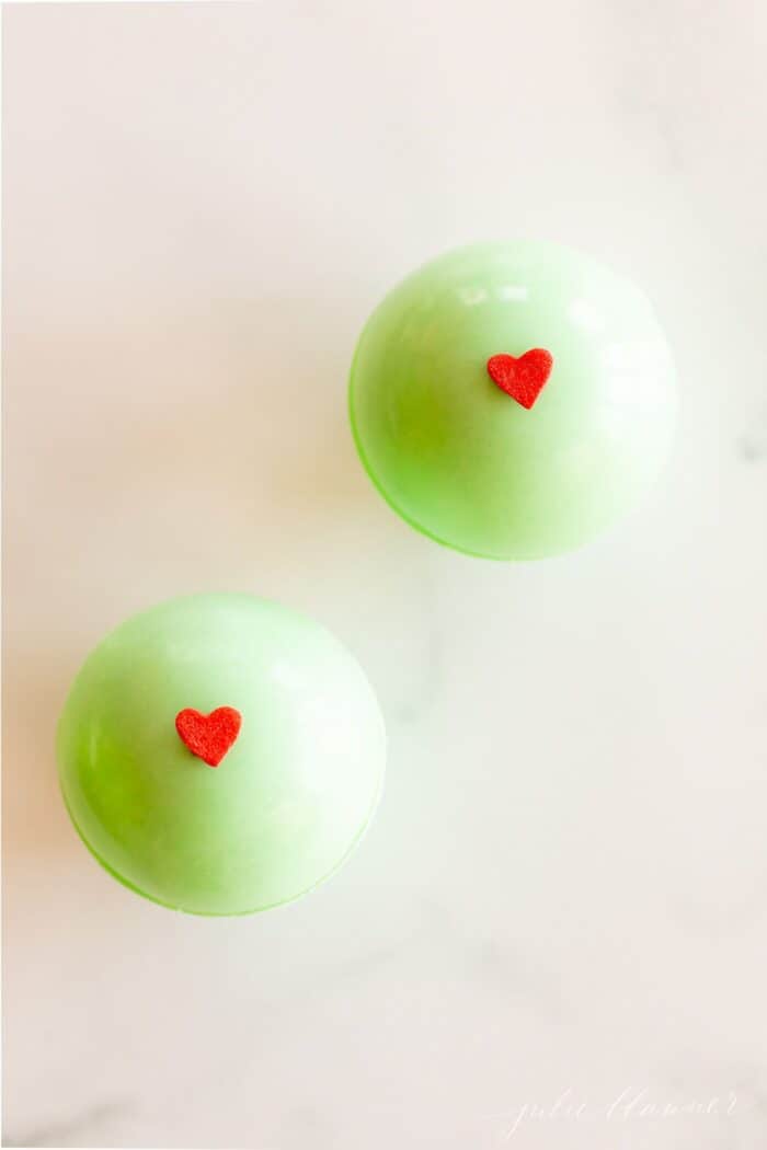 大理石表面装饰着红色心形的绿色热巧克力炸弹。gydF4y2Ba