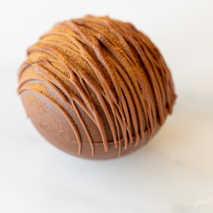 大理石表面上的单辣热巧克力炸弹