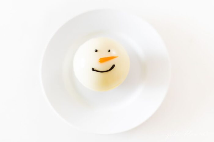 一个雪人热巧克力炸弹在一个白色的盘子。gydF4y2Ba