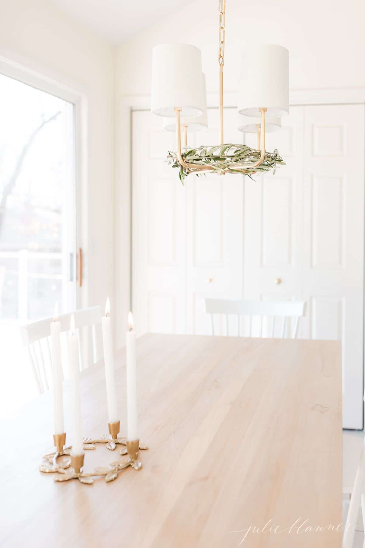 厨房柔软的木质餐桌上摆放着一盏金色的蜡烛。