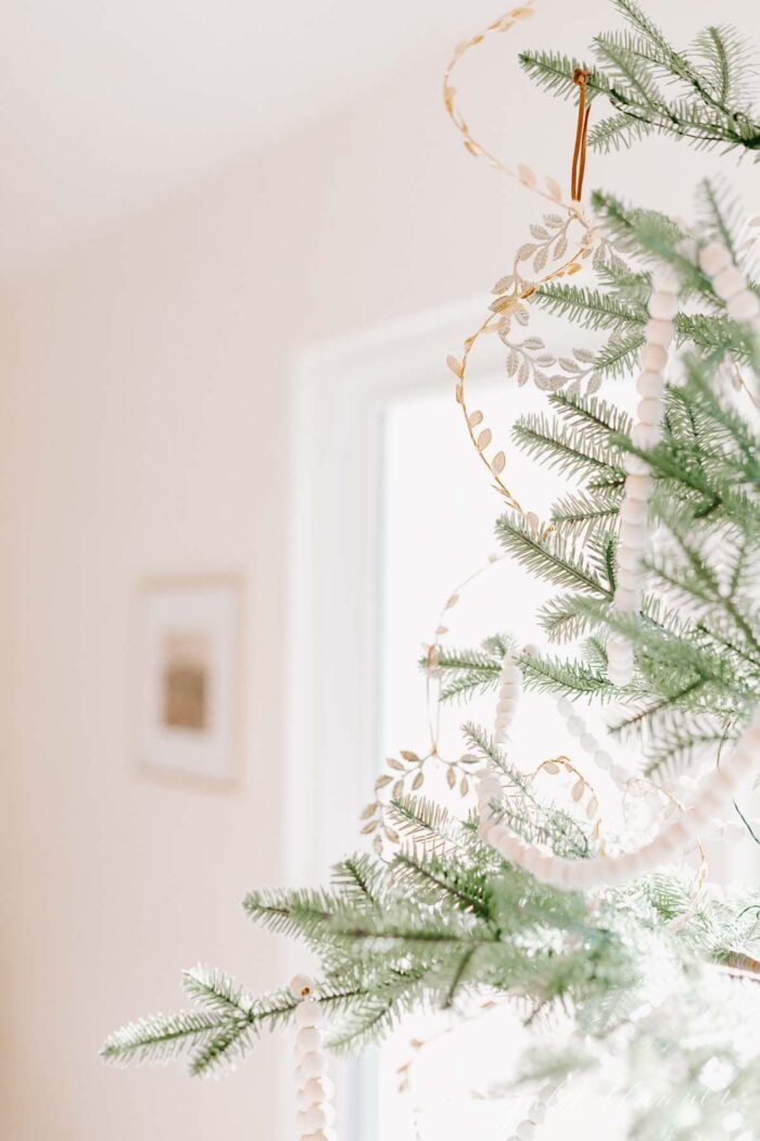装饰非常简单的斯堪的纳维亚圣诞树。