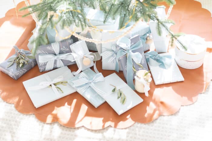 蓝色和白色的礼物包裹在斯堪的纳维亚的树下。