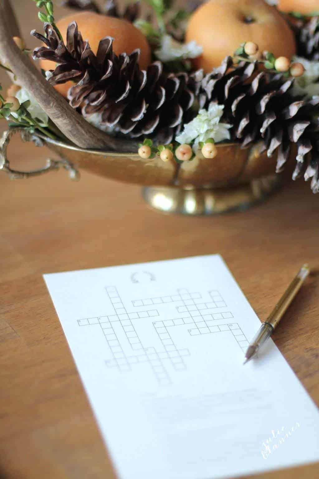 可打印的感恩节填字游戏在木桌上，背景有金色的核心。