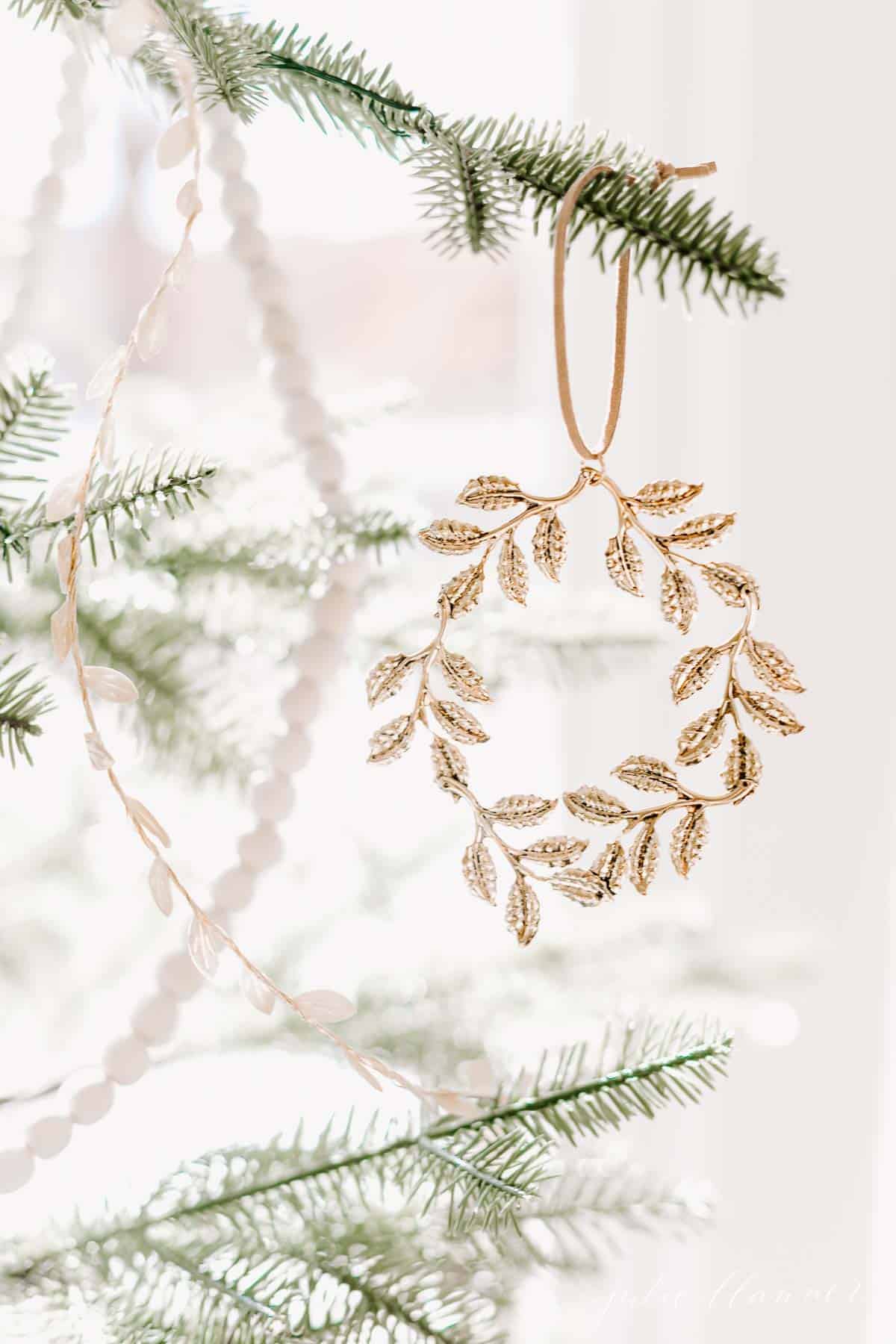 斯堪的纳维亚圣诞树上的金花环的特写。