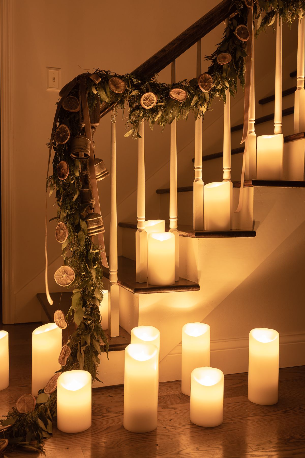 楼梯上的花环，周围都是蜡烛