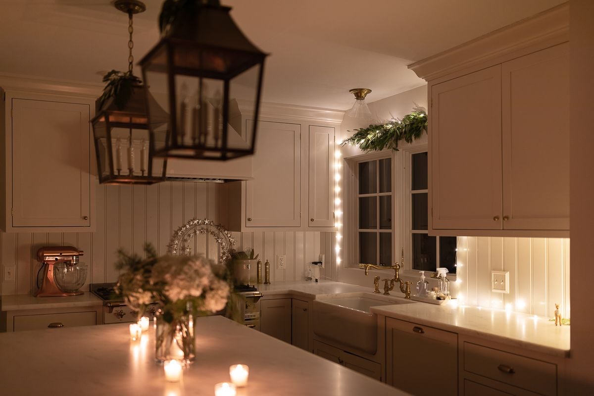 晚上岛上的白色厨房里有圣诞花和蜡烛