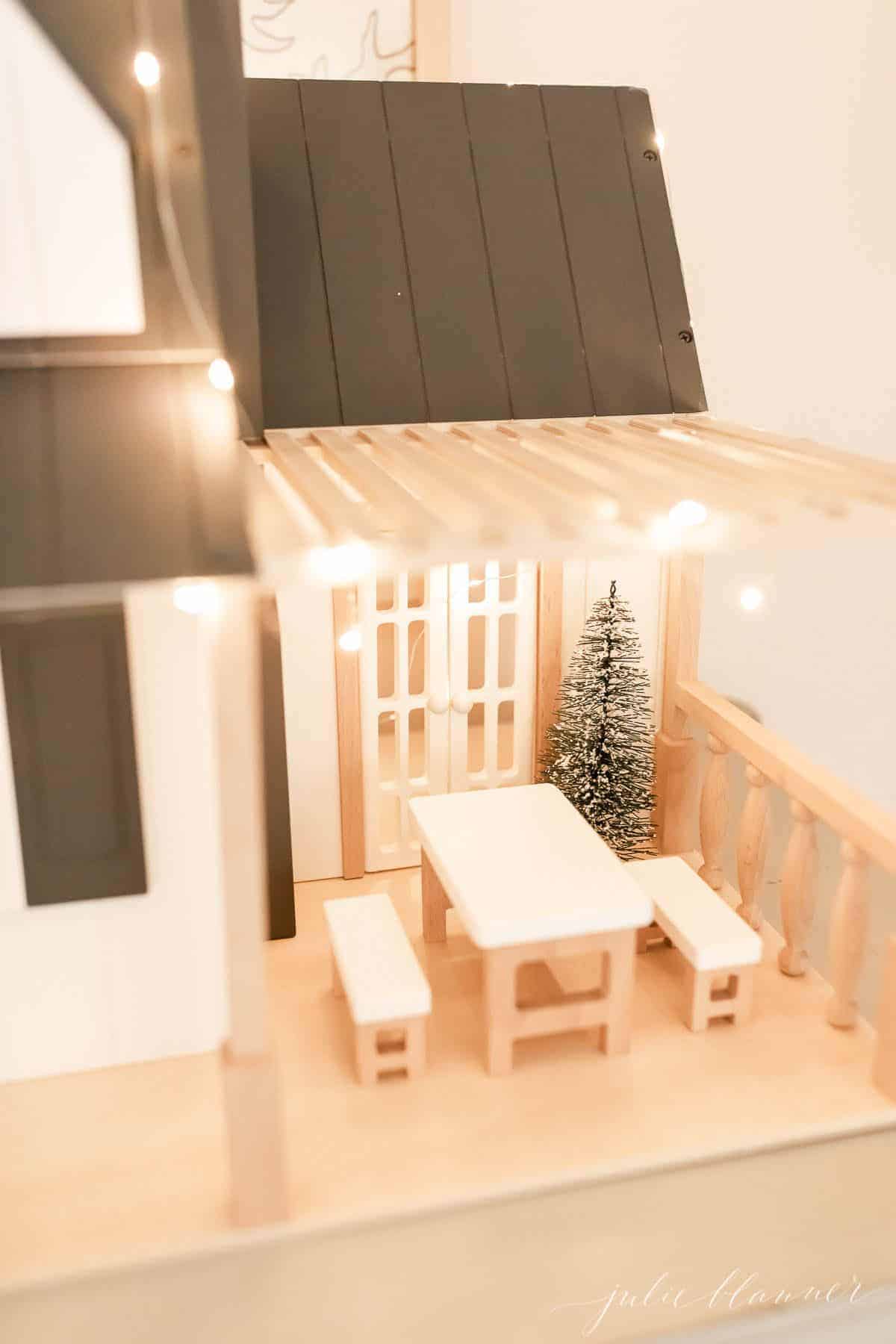 近距离观察一个农舍玩偶屋装饰室内圣诞灯的想法。