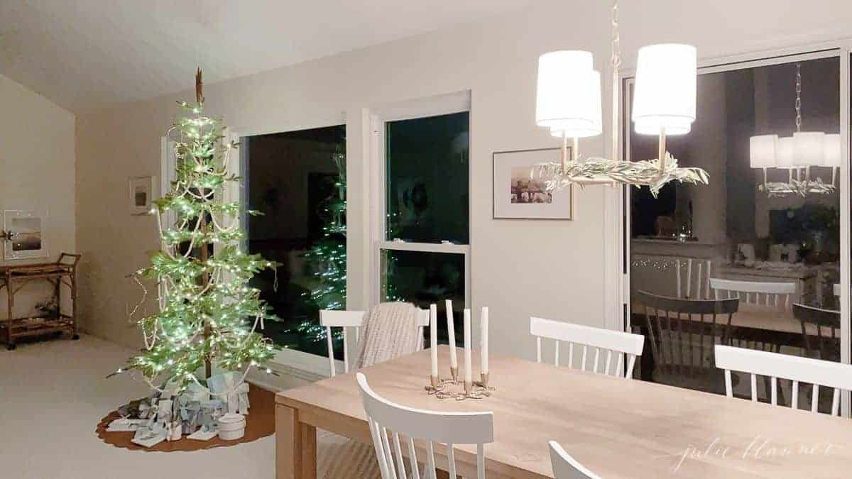 经过厨房餐厅，看到一棵装饰稀疏的斯堪的纳维亚圣诞树。