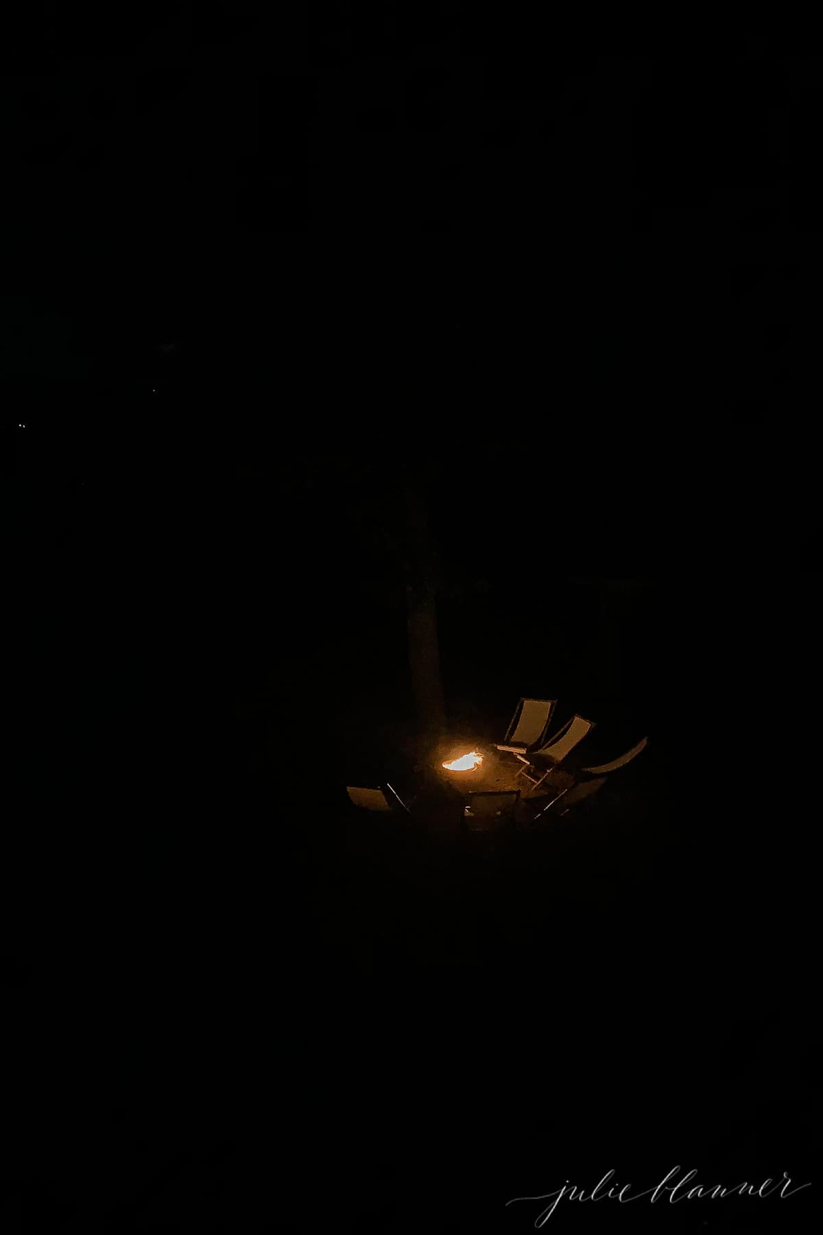 晚上，椅子围绕着一个单独的火炉火坑