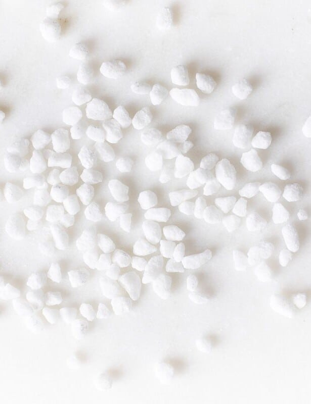 比利时珍珠甜点散落在白色的表面上。