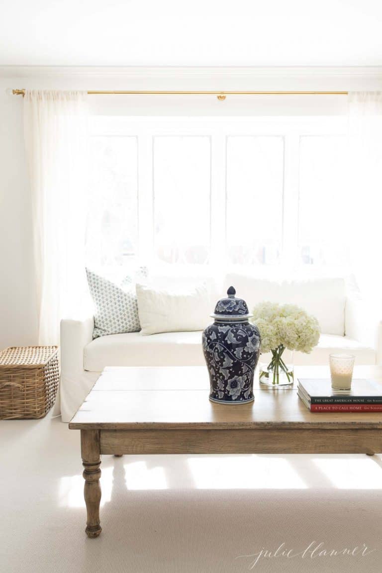 中立的客厅，有白色的沙发，木咖啡桌和蓝色。