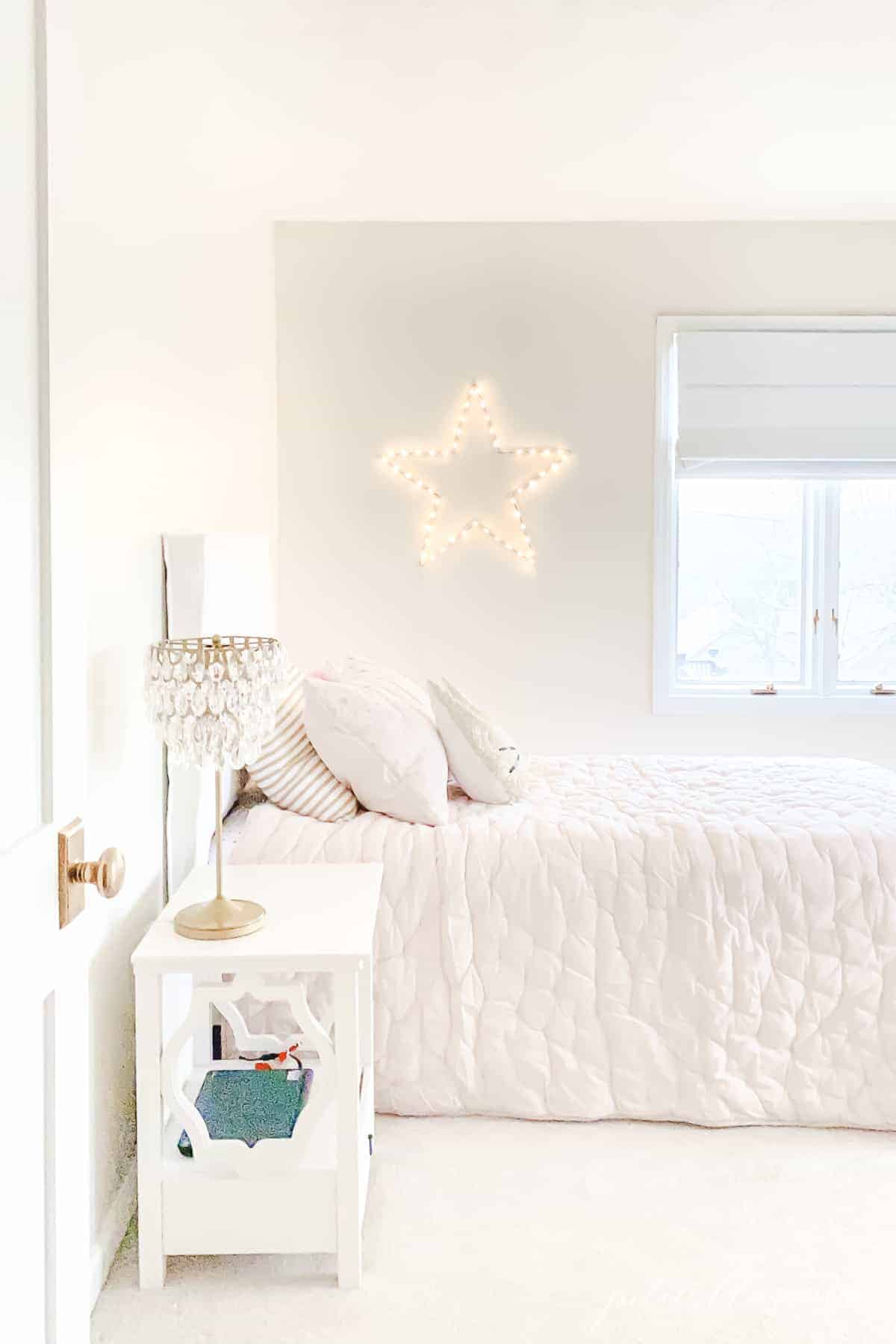 乳白色的卧室，粉红色的被子，吊灯和星光