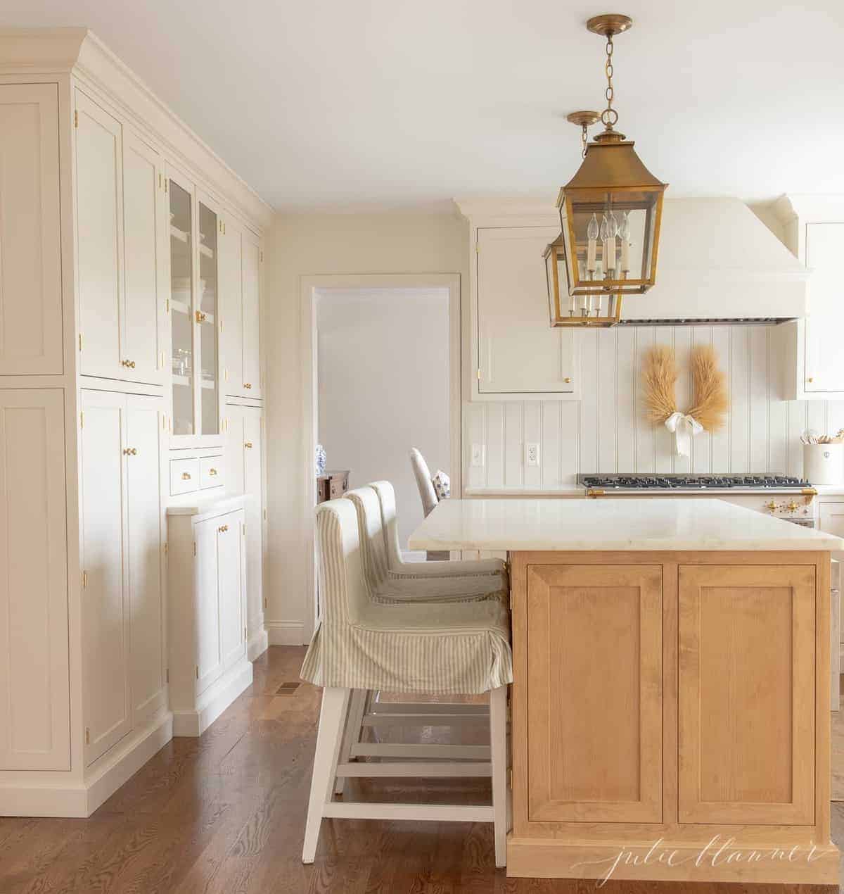白色和木质的厨房，配有白色的隔板。