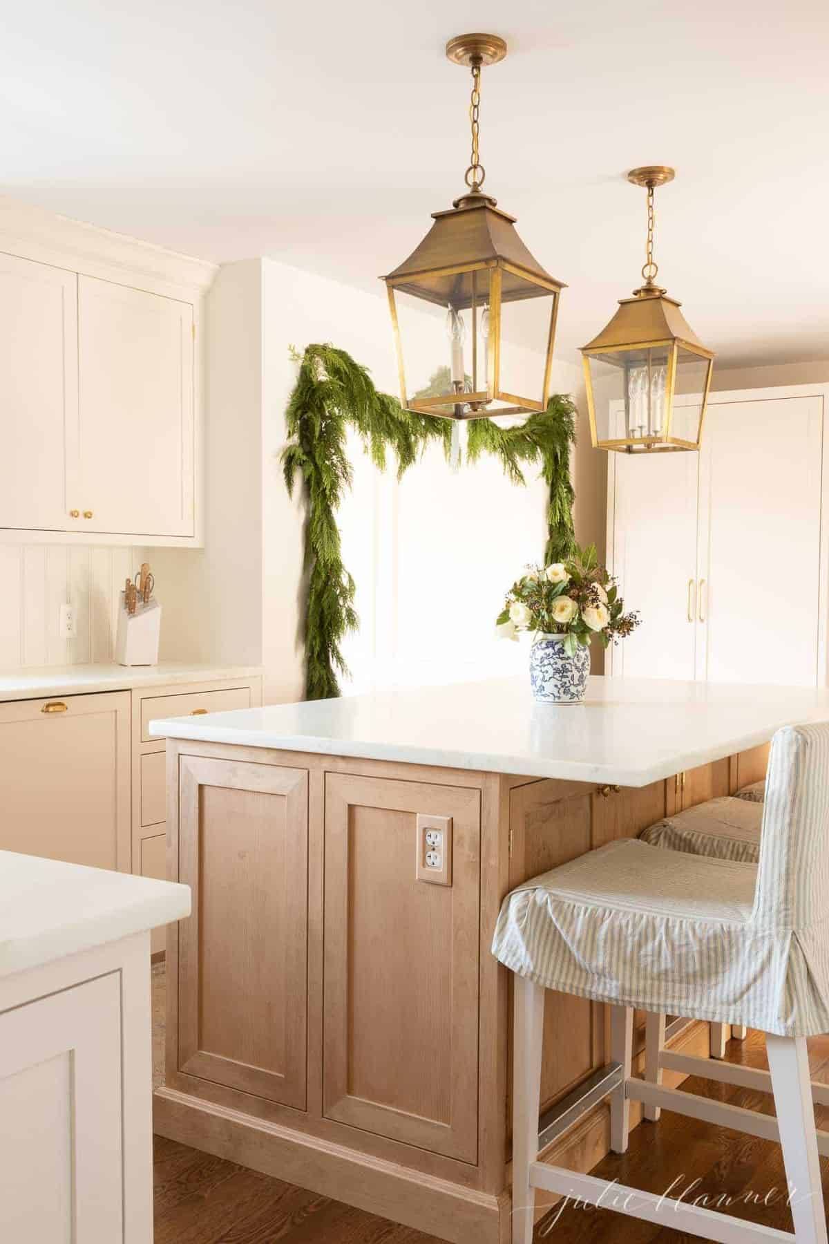 白色厨房，配有软木岛和摇床厨房橱柜。