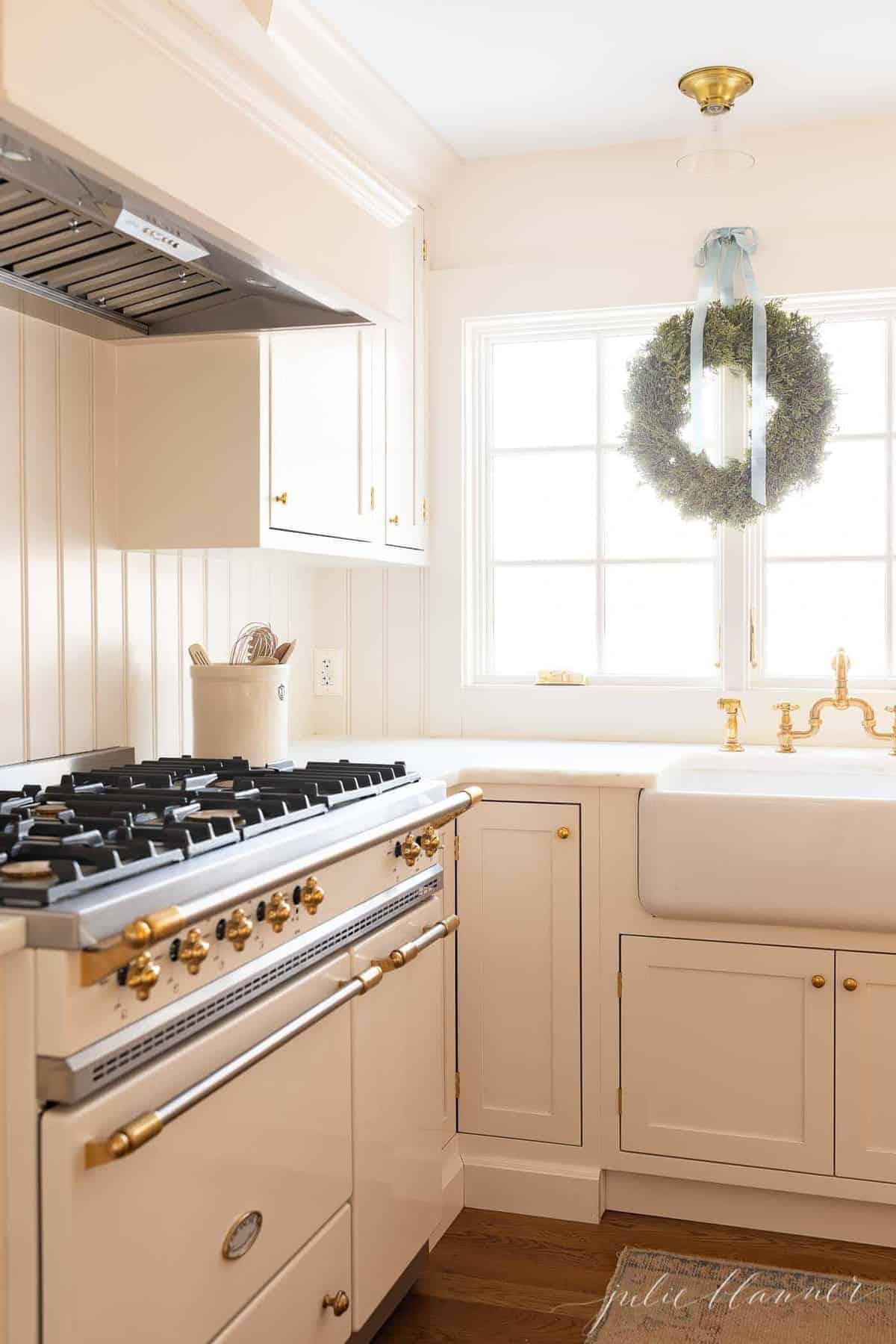 白色厨房，配有摇床式厨房橱柜。