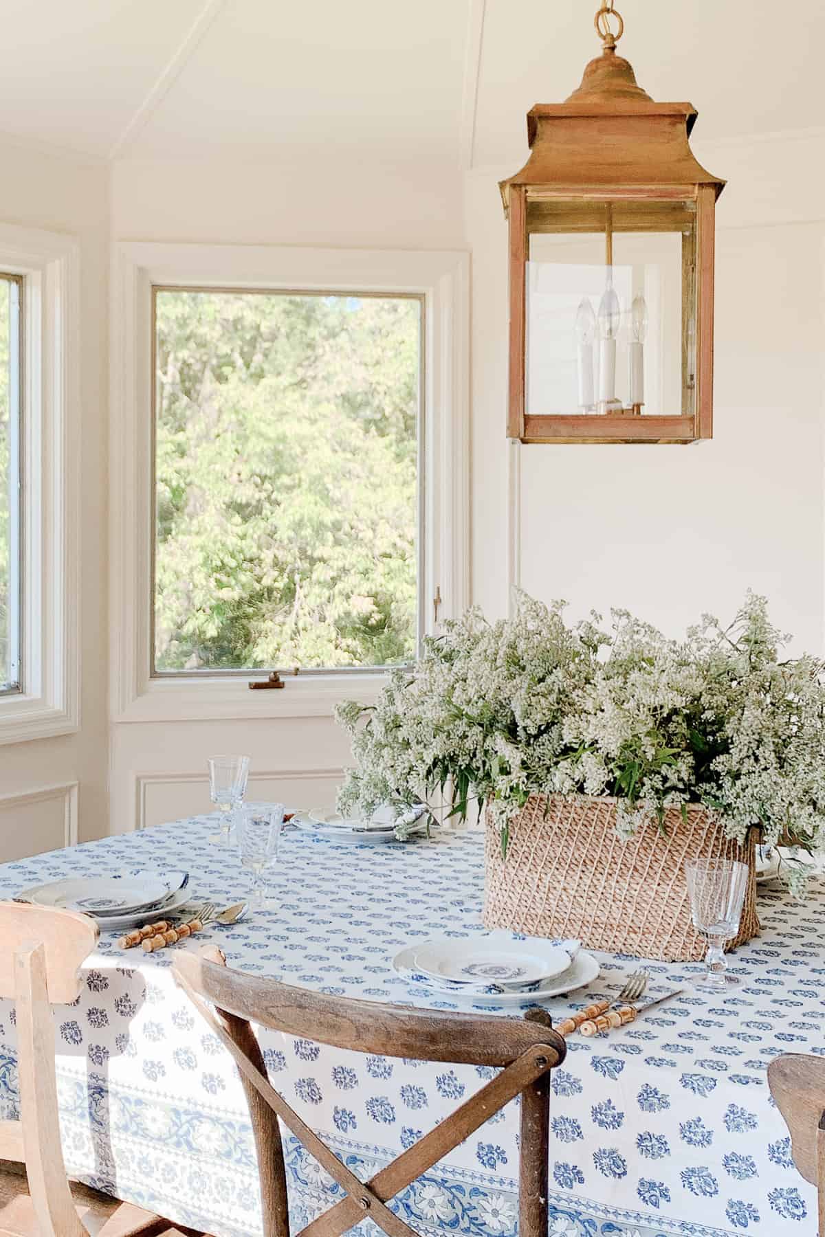 早餐房间有花篮和木版印花台布