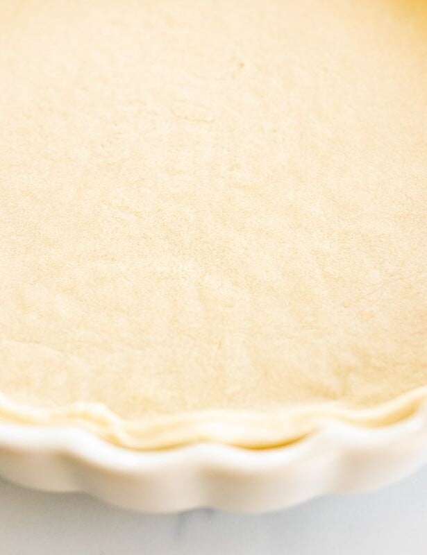 在一个白色大理石表面上的槽状饼干的一个自创乳蛋白地壳。