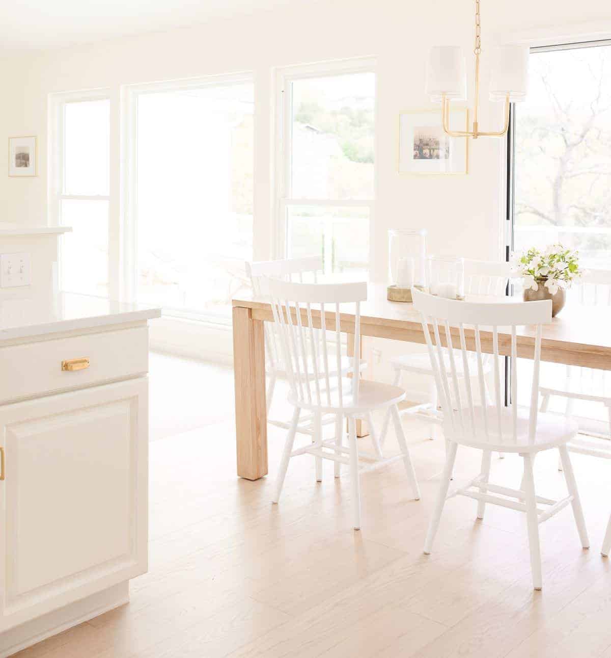 白色厨房用餐区，铺着宽大的白橡木地板。