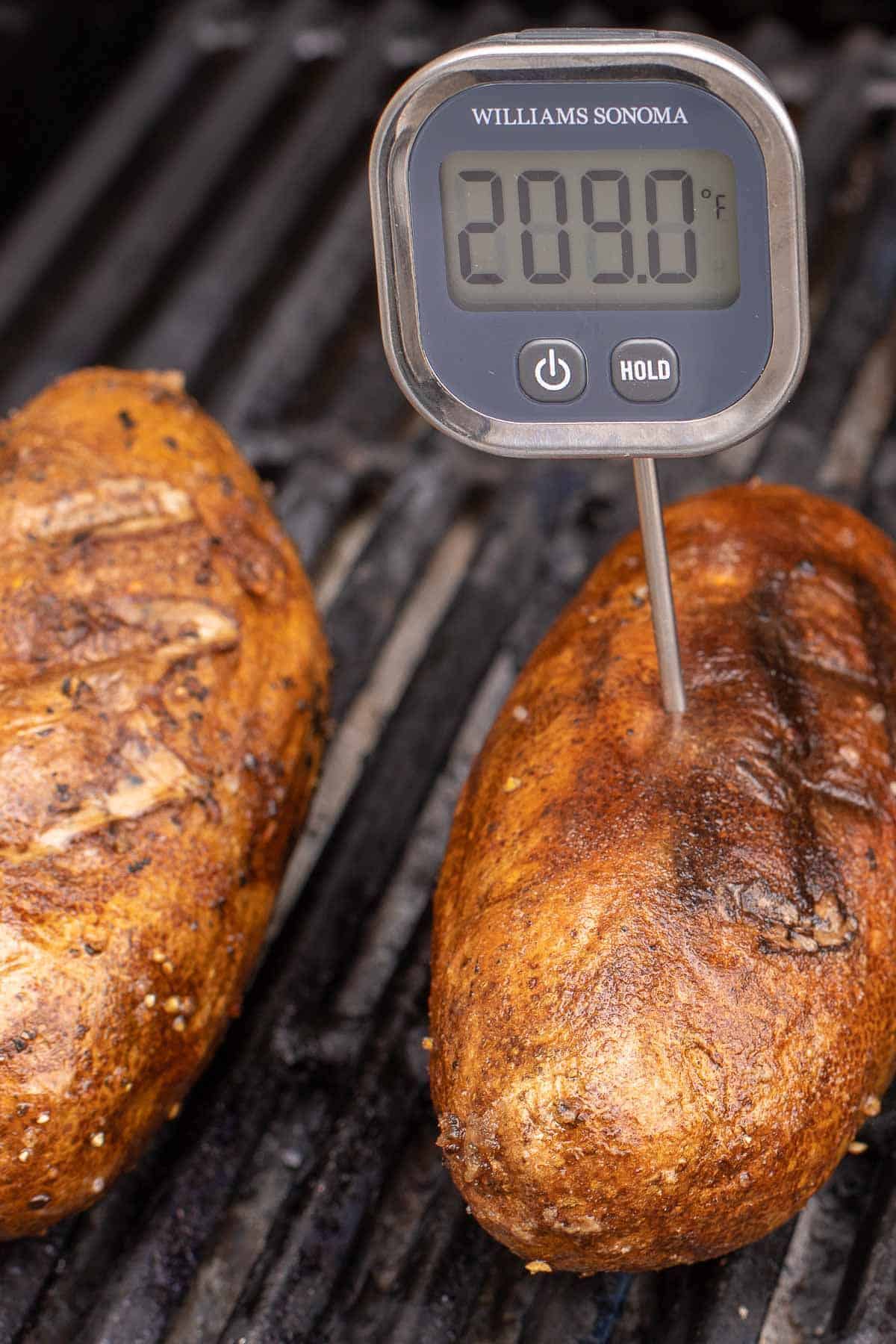 在烤架上烤土豆，里面有一个数字温度计。gydF4y2Ba