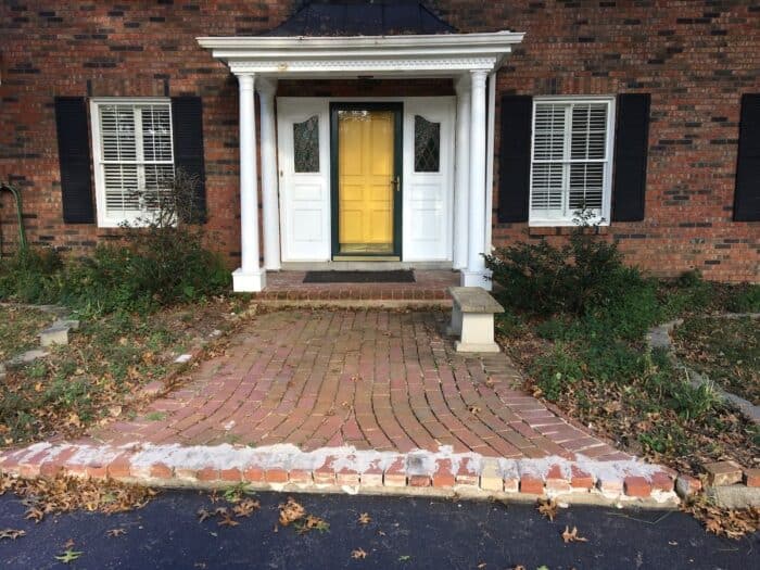 一幢砖房的深色砖入口，在被刷成白色之前，门是黄色的。