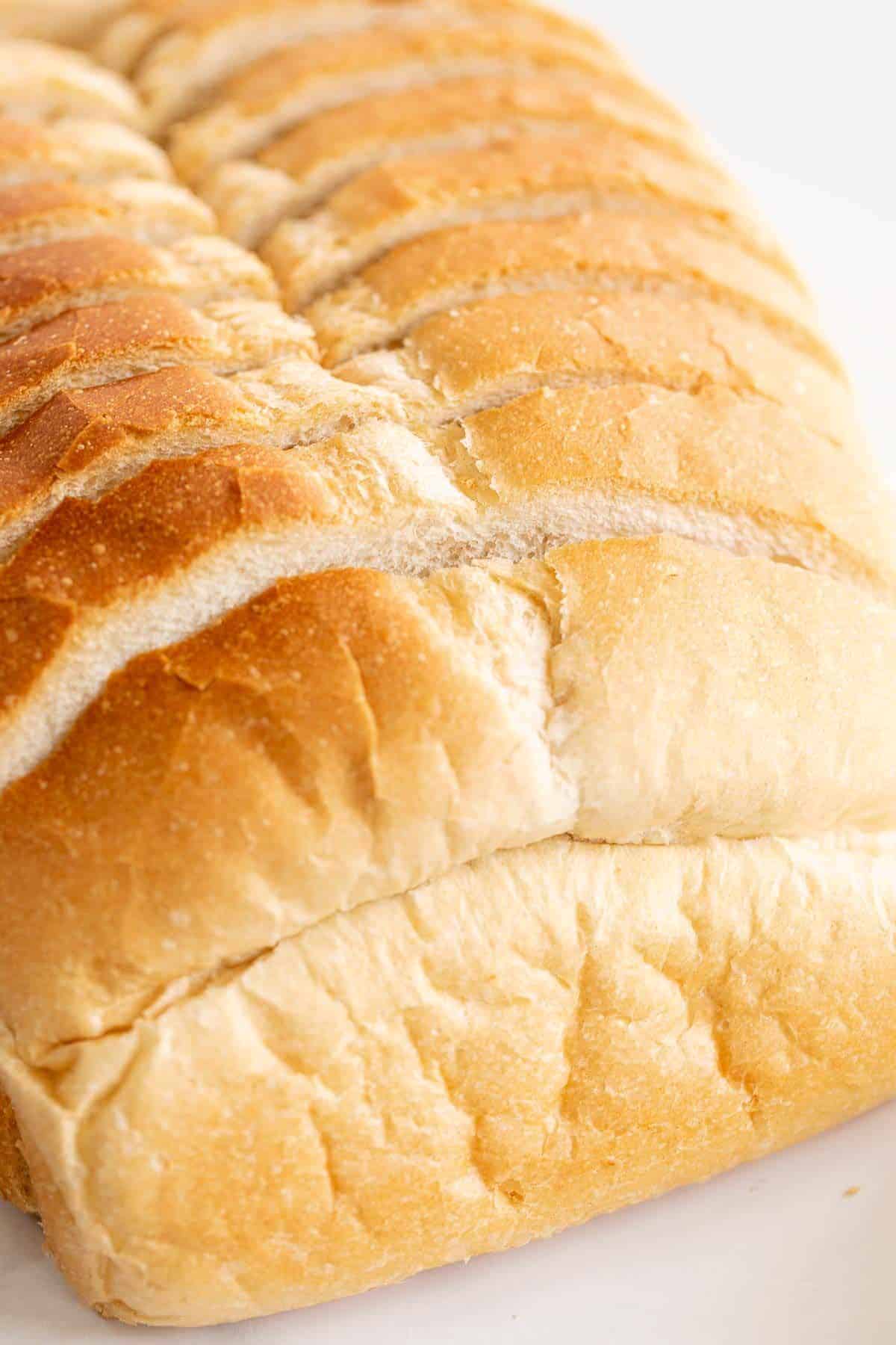 一块经典的白色三明治面包，切片放在大理石台面上。