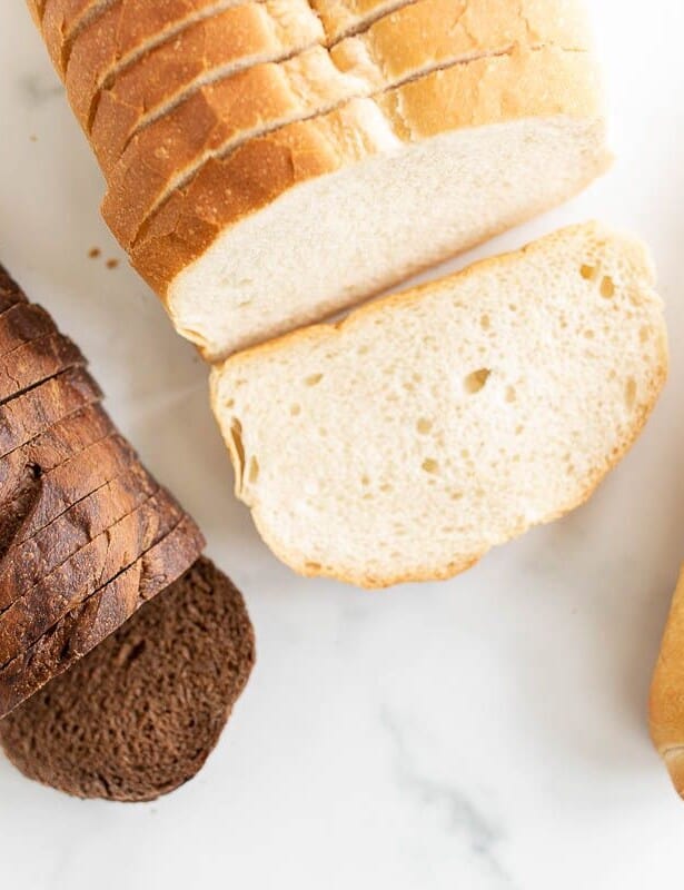 在大理石表面上的三个不同的面包面包，在关于烤乳酪的最好的面包的岗位。