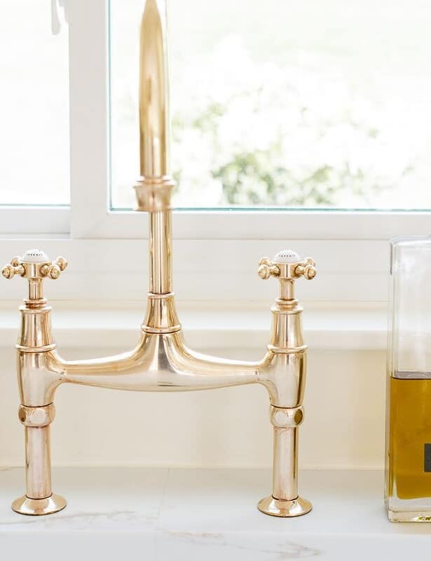 铜桥龙头，从黄铜抛光剂，一瓶橄榄油到侧面。