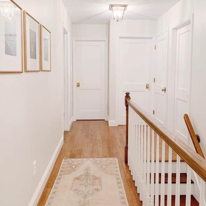 柔和的白色vs日光在一个白色的家庭走廊的头顶灯笼。