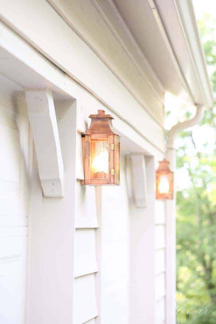 漆成奶油色的房子外面的铜灯笼。