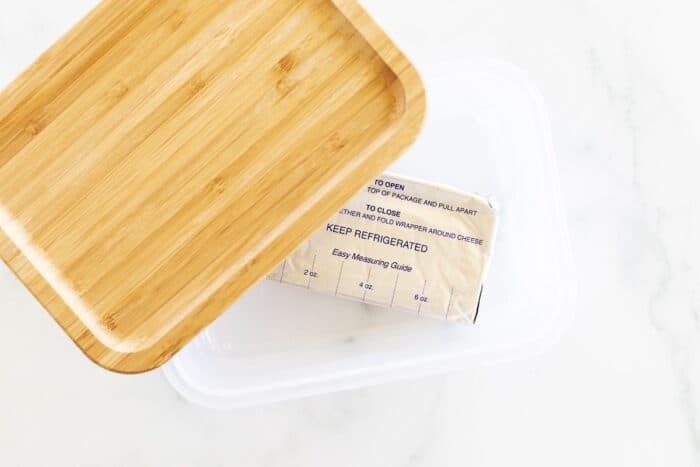 一个竹制盖的容器中的一块冷冻奶油奶酪。
