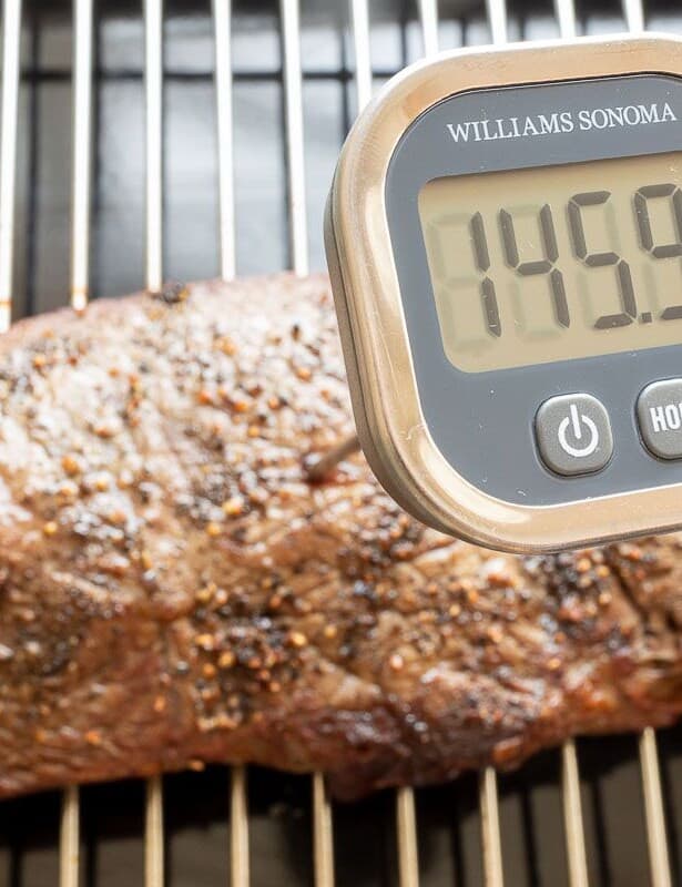 烧烤炉上的大牛排内部的数字温度计为145.9。