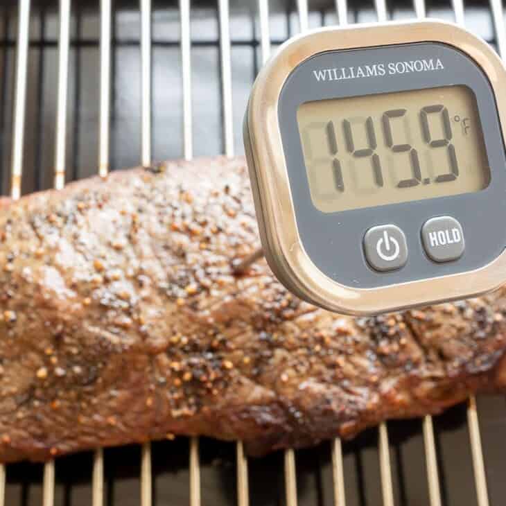 烤架上的一块大牛排，里面的数字温度计读数为145.9。gydF4y2Ba