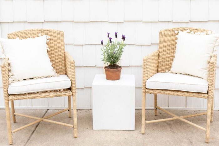 两只藤椅和一个小方形花园凳。