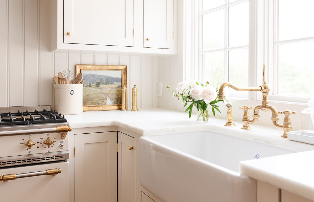 奶油色的厨房用大理石宽松边缘台面。