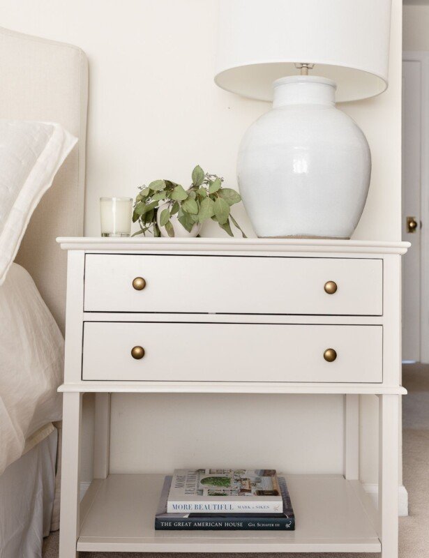 奶油卧室的床头柜，涂上淡橡树本杰明·摩尔油漆颜色。