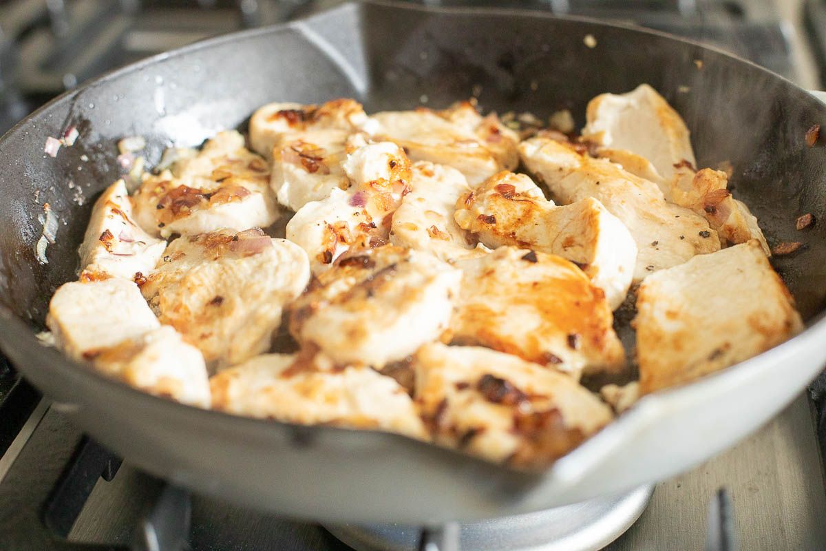 烹调在铸铁煎锅的鸡肉炸肉排GydF4y2Ba