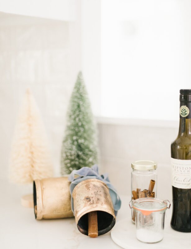 铃铛漂白了圣诞树和厨房柜台上的橄榄油