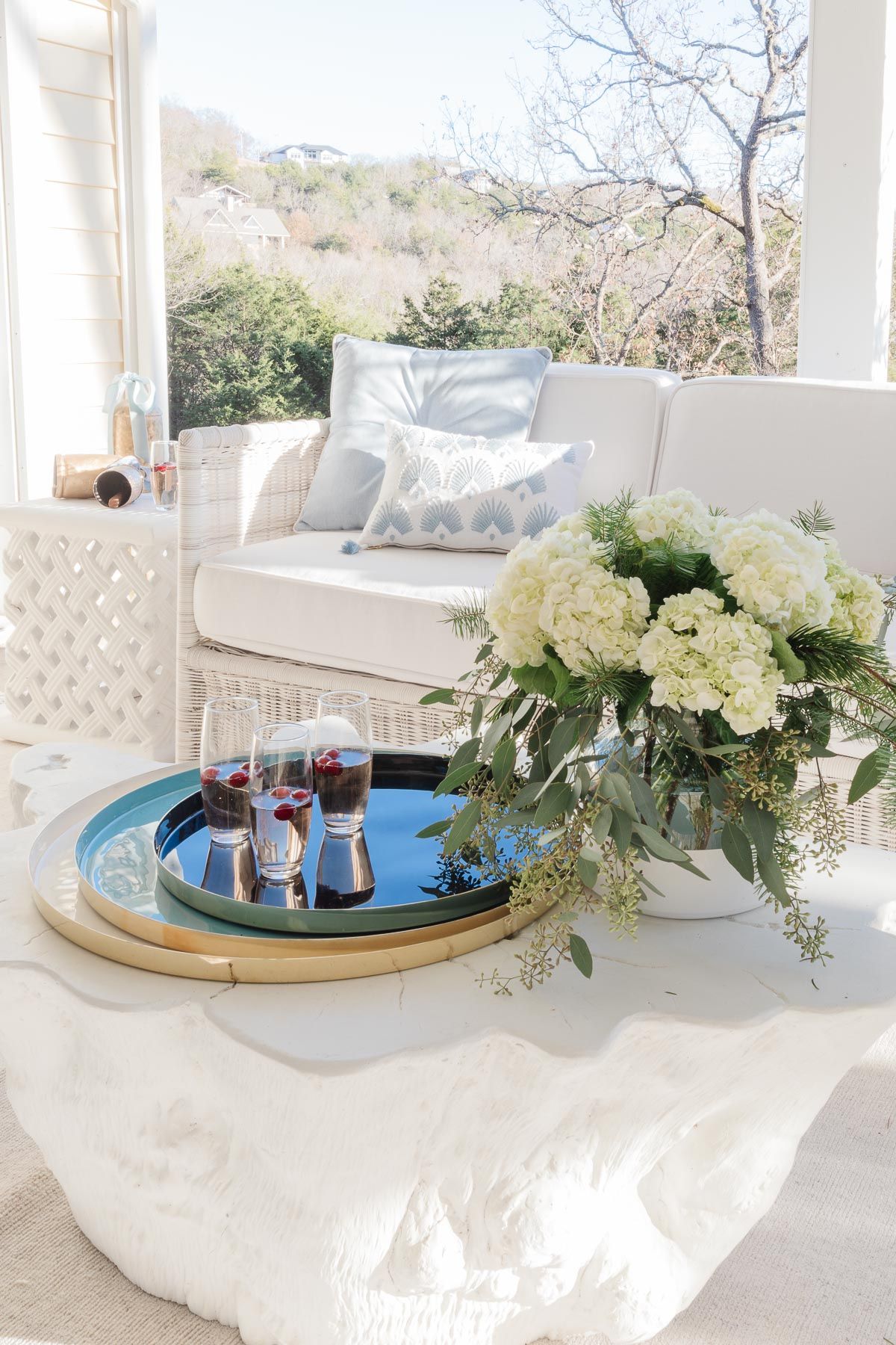 一张白色树桩咖啡桌，上面有餐盘和鲜花