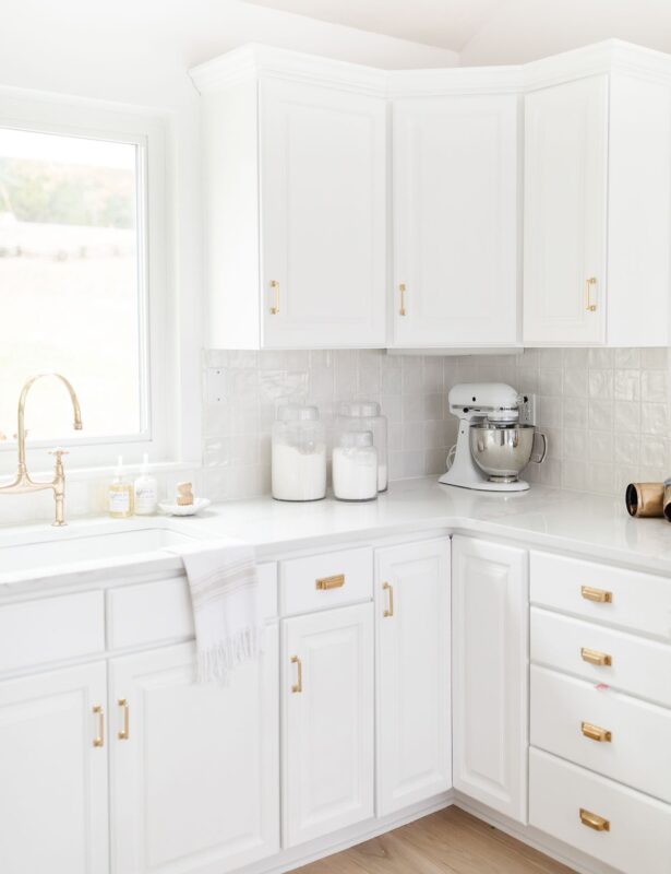 一个白色瓷砖和白色瓷砖灌浆颜色的白色厨房