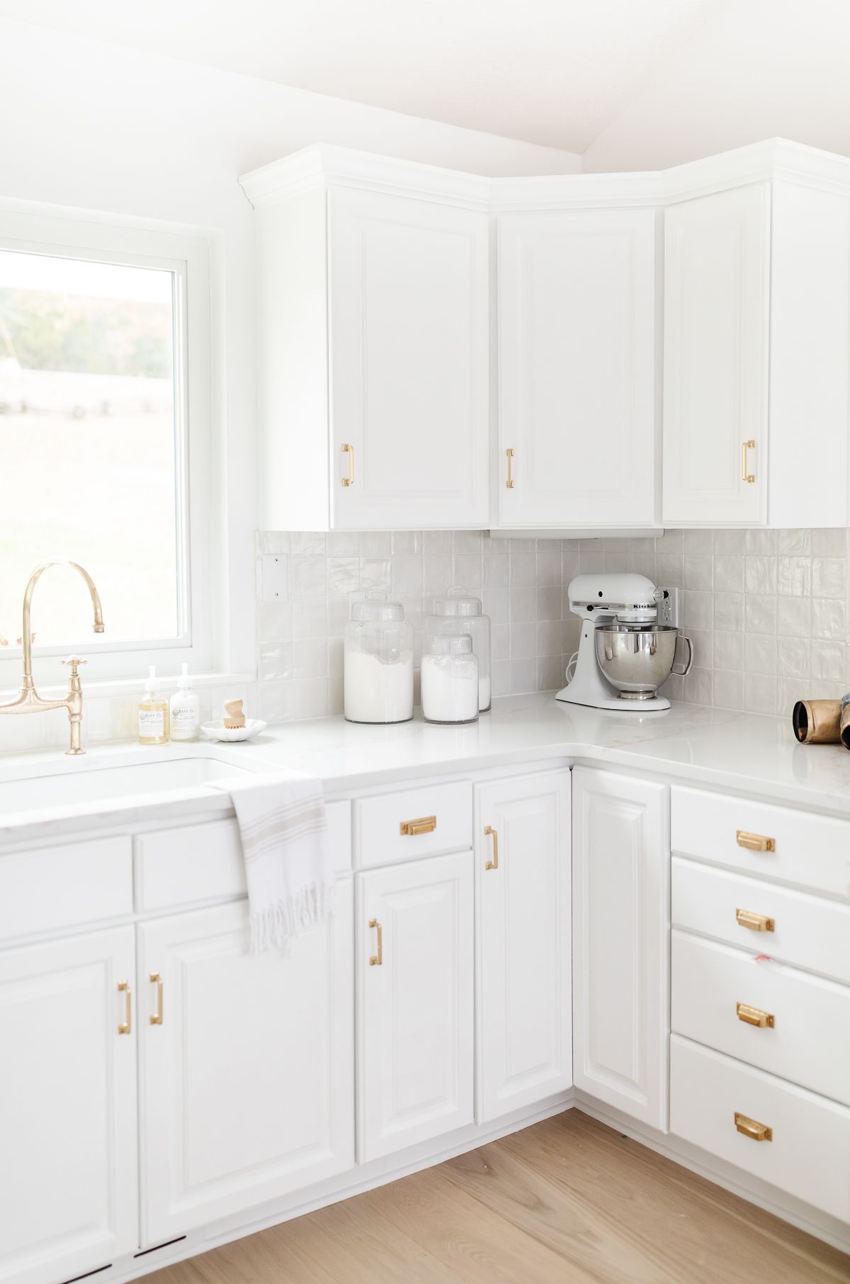 白色的厨房，白色的瓷砖和白色的瓷砖灌浆颜色